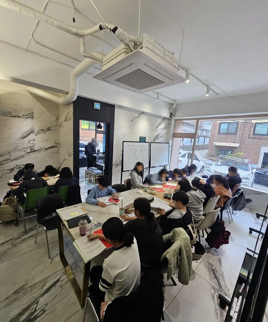 토요일 심화학습 시간에 학생들이 각자 문제를 풀고 있는 교실. 얼굴은 가렸다